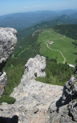 Schneeberg (2076m) - utunk során  a fennsíkig sziklás ösvényen haladunk