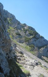 Schneeberg (2076m) - utunk során  a fennsíkig sziklás ösvényen haladunk