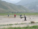 Tádzsikisztán - Takarítják a leszállópályát