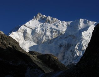 Gangkhar Puensum (7570m)